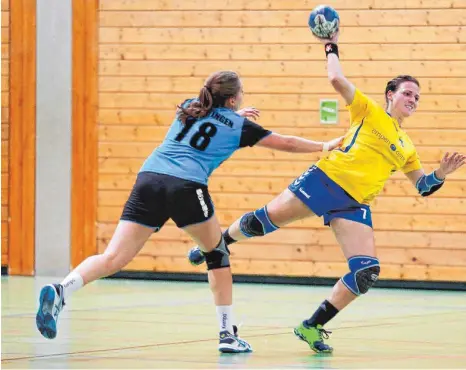  ?? FOTO: ALEXANDER HOTH ?? Annika Duttle (rechts, hier gegen die Nürtingeri­n Nina Birr) und die SG Argental müssen sich am Sonntag gegen Gerhausen mächtig strecken, um die Partie zu gewinnen.