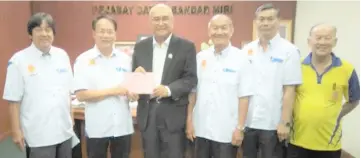  ??  ?? Chong (second left) hands over the dinner invitation to Miri City mayor Adam Yii during a courtesy visit to the latter’s office recently.