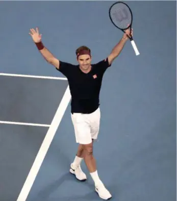  ??  ?? El suizo Roger Federer celebra tras lograr un angustiant­e triunfo ante John Millman.
