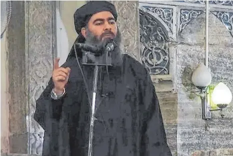  ?? FOTO: EPA; ISLAMIC STATE VIDEO; HANDOUT ?? Dies ist eins der wenigen Bilder, die es vom selbsterna­nnten IS-Chef Abu Bakr al-Baghdadi gibt. Die Jesidin Amina war in seiner Gewalt, konnte aber flüchten. In einem Buch erzählt sie ihre Geschichte.