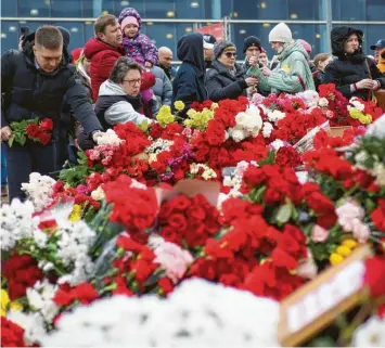  ?? Foto: Vitaly Smolnikov, AP, dpa ?? Menschen legen Blumen und Spielzeug am Zaun neben der Crocus City Hall ab. Derweil ist ein Streit um die Deutungsho­heit über den Anschlag entbrannt.