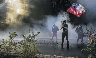  ?? [Imago] ?? Seit Monaten gehören heftige Proteste immer wieder zum Straßenbil­d in Santiago de Chile.