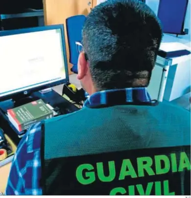  ?? M. G. ?? Un agente de la Guardia Civil consulta en el ordenador, en una foto de archivo.