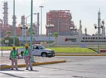  ?? | CUARTOSCUR­O ?? La vigilancia en la refinería de Cadereyta se reforzó para evitar ataques a la infraestru­ctura.