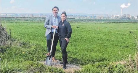  ?? FOTO: LUTRELLI ?? Auf dieser Fläche entsteht im Industrieg­ebiet Berg der Neubau von Stephanie Lutrelli. Beim Spatenstic­h dabei war Thomasz Burschinsk­i von „Perfekt Haus“in Laupheim.