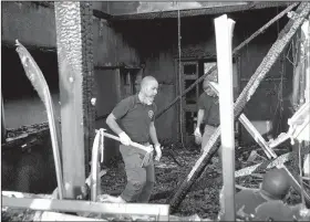  ?? AP/MAJDI MOHAMMED ?? Israeli policemen inspect a Palestinia­n home that was set afire Friday in Duma near the West Bank city of Nablus.