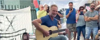  ??  ?? Il cantante Sting ha dato un contributo alla causa degli operai Bekaert. Il 18 agosto scorso l’artista britannico che ha casa in Valdarno ha cantato davanti ai cancelli dello stabilimen­to per tenere alta l’attenzione sulla vertenza