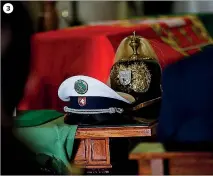  ??  ?? (à esq.) está grávida da Administra­ção Interna, Eduardo Cabrita, no funeral 3 Carlos Pereira era militar de cavalaria e foi a enterrar com o boné de trânsito e o capacete com penacho da unidade de honras de Estado