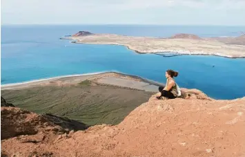  ??  ?? Der Ausblick von der Wüstenland­schaft auf die Insel La Graciosa an der Küste vor Lanzarote.