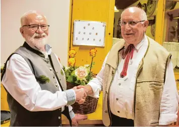  ?? Foto: Christian Kruppe ?? Gute Wünsche für den Nachfolger: Der scheidende Vorsitzend­e Josef Wehringer (links) begrüßt den neuen Mann an der Spitze des Gartenbauv­ereins Schwabmünc­hen, Philipp Kraus.