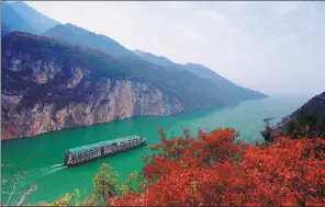  ??  ?? A cruise liner carries passengers along an upstream section of the Yangtze River.