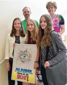  ?? Foto: DAK ?? Für ihr ausdruckss­tarkes Plakat wurden Annalena Metschke, Jedidja Liesegang und Johanna Schiepp (von links) ausgezeich­net, mit ihnen freuen sich Lehrer Michael Hin terleitner und Elisabeth Baumann von der DAK.