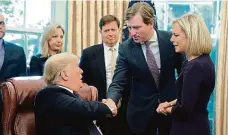  ?? FOTO REUTERS ?? Neshodli se. Prezident Trump propustil šéfa kyberbezpe­čnosti Chrise Krebse. Na snímku z listopadu 2018 si muži třesou pravicí v Oválné pracovně.