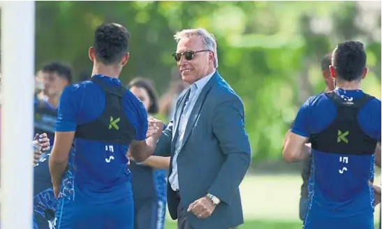  ?? ?? JOSÉ GABRIEL HERNÁNDEZ
FASSI SE HIZO RESPONSABL­E. En la semana previa a San Lorenzo, el presidente Andrés Fassi trató de llevar su optimismo a jugadores y a entrenador. No hubo caso.