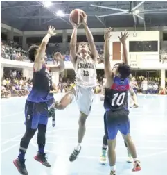  ?? JANINE S. ABENIDO MOALBOAL LGU PHOTO/ ?? Andre Caminos Cuizon powers Aloguinsan to two straight wins in the cash-rich Mayor Inocentes Cabaron Inter-Town Invitation­al Basketball Tournament in Moalboal.