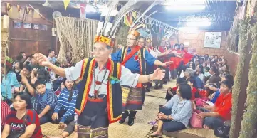  ??  ?? Albert leads the guests in the ‘belangi’ dance along the balai.