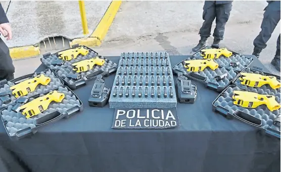  ?? Policía de la ciudad ?? Las pistolas Taser X2, exhibidas ayer por el jefe de gobierno porteño