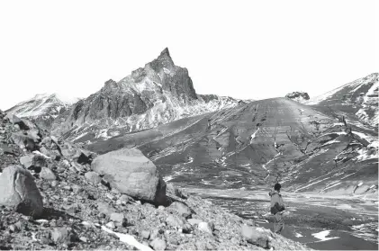  ??  ?? Picos nevados y senderos para explorar, dos atractivos turísticos de Los Antiguos, en la provincia de Santa Cruz.