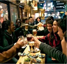  ??  ?? Un izakaya, o taberna de estilo japonés, en Tokio.