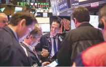  ?? – Xinhua ?? STOCK MARKET: Traders are seen at the New York Stock Exchange (NYSE) in New York, the United States.
