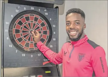  ?? ?? Iñaki Williams posa en la residencia de los jugadores de la primera plantilla en Lezama.