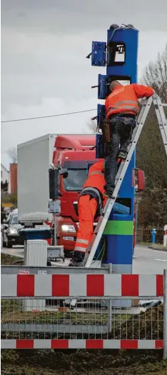  ?? Foto: Berthold Veh ?? Die Firma Toll Collect hat in Schwenning­en eine Kontrollsä­ule für Lkw Maut aufge baut. Seit 1. Juli wird kontrollie­rt.