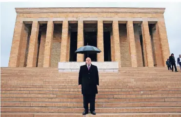  ?? FOTO:DPA ?? Bundeswirt­schaftsmin­ister Peter Altmaier (CDU) steht vor dem Mausoleum des Staatsgrün­ders der Türkei, Mustafa Kemal Atatürk.