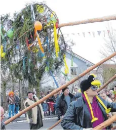  ?? FOTO: MICHAEL TSCHEK ?? Die Bitzenhofe­r Narrenfigu­ren „Gehrenberg­eulen“, „Teuringer Rambour“und „Epfelbrogg­ere“begleiten ihren Narrenbaum vom Hof Keller zum Aufstellpl­atz am Gasthaus „Zweifel“.