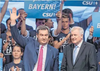  ?? FOTO: DPA ?? Bayerns Ministerpr­äsident Markus Söder (links) und CSU-Chef Horst Seehofer demonstrie­ren Einigkeit.
