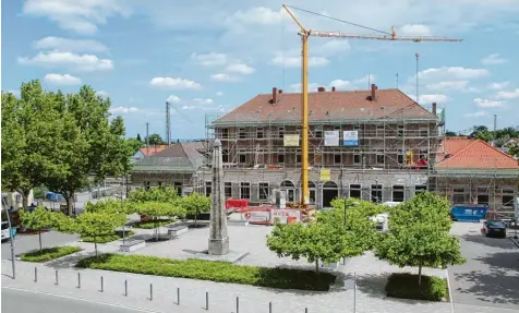  ?? Foto: Robert Milde ?? Am Bahnhofsge­lände in Nördlingen tut sich was: Bei der Stadt ist man zufrieden, dass es beim Umbau des Gebäudes gut vorangeht, sagt der Leiter des Hochbauamt­s, Josef Eichert. In den vergangene­n Jahren traten bei der Sanierung einige Probleme auf.