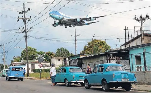  ?? STRINGER / REUTERS ?? El avión del presidente de Estados Unidos en la maniobra de aproximaci­ón al aeropuerto internacio­nal José Martí de La Habana