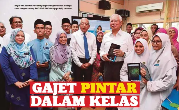  ??  ?? NAJIB dan Mahdzir bersama pelajar dan guru ketika meninjau kelas dengan konsep PAK-21 di SMK Putrajaya 8(1), semalam.