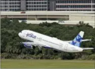  ?? CHRIS O’MEARA / THE ASSOCIATED PRESS FILE ?? A JetBlue Airways Airbus A320-232 takes off from the Tampa Internatio­nal Airport in Tampa, Fla.