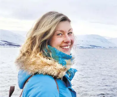  ?? BILD: DPA ?? Die Plattdeuts­ch-Bloggerin Lisa Wrogemann steht in Akureyri im Norden von Island am Meer. Sie veröffentl­icht fast täglich Plattdeuts­ch-Lektionen im Internet.