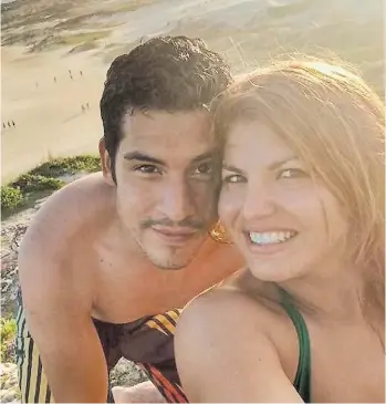  ??  ?? Esas vacaciones. Cinthya González y Nahuel Ruiz, en su último verano juntos, en Brasil.