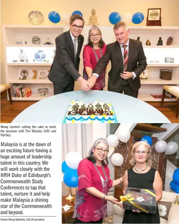  ??  ?? Wong (centre) cutting the cake to mark the occasion with Tim Mackey (left) and Hartley. Wong presenting a gift of appreciati­on to Bentley.