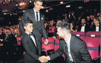  ??  ?? Leo Messi saludó en Londres a Cristiano Ronaldo junior en presencia de su padre, quien nunca ha ocultado que su hijo es un gran fan del genio argentino del Barça FOTO: EFE