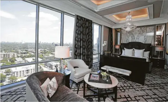  ?? Melissa Phillip photos / Houston Chronicle ?? VIPs who book the Presidenti­al Suite at the Post Oak Hotel at Uptown Houston will find a master bedroom with luxury amenities.