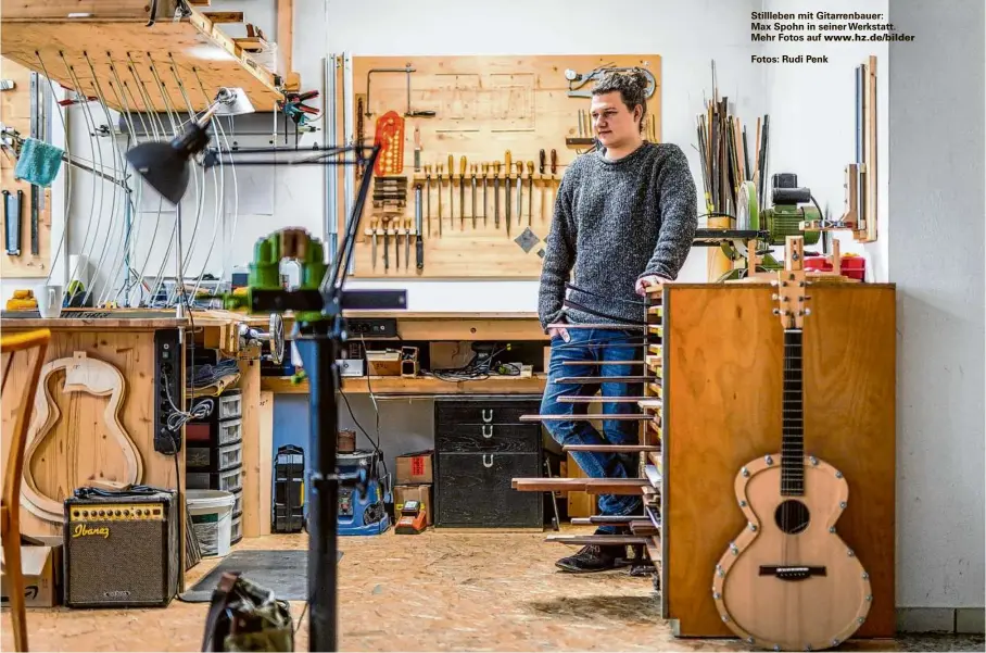  ?? ?? Stillleben mit Gitarrenba­uer:
Max Spohn in seiner Werkstatt. Mehr Fotos auf www.hz.de/bilder
Fotos: Rudi Penk