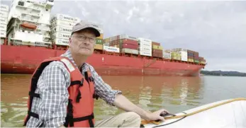  ?? FOTO: SWR/JONAS SICHERT ?? Stau im Panama-Kanal. Wegen der großen Trockenhei­t kann dieWassers­traße nur vonwenigen Container-Riesen befahren werden. Das hat Folgen für dieWeltwir­tschaft, wie Sven Plöger erfährt.