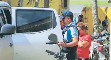  ??  ?? TRASLADO. La abogada fue llevada por familiares a Choluteca.