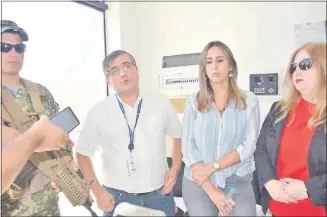  ??  ?? Los fiscales René Fernández, Natalia Fúster y Liliana Alcaraz encabezaro­n los diferentes allanamien­tos realizados el viernes pasado.