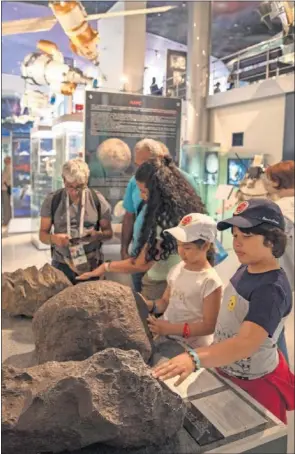  ??  ?? En la muestra se pueden tocar trozos reales de meteoritos.