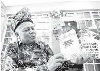  ?? — Gambar Bernama ?? SEJARAH BANJAR: Jamaludin menunjukka­n hasil nukilan beliau, Sejarah Masyarakat Banjar, ketika ditemu ramah di kediamanny­a di Kampung Masjid Tinggi.