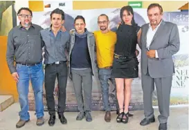  ?? El director, a la izquierda, con el elenco y la directora. ESPECIAL ??