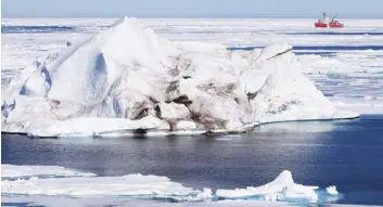  ?? THE CANADIAN PRESS/JONATHAN HAYWARD ?? A prominent climate scientist says Canada has fallen behind on its commitment to scientific research in the Arctic and it's having an effect on Canadian sovereignt­y in the north. A iceberg floating in the Baffin Bay above the arctic circle dwarfs the...