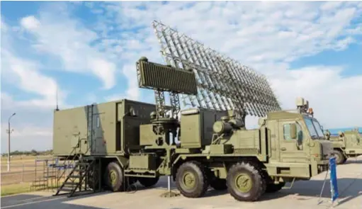  ??  ?? Le radar 55ZH6ME Nebo-m. La menace posée par la défensive ne résulte pas uniquement d'effecteurs plus puissants, mais aussi de capteurs et de systèmes de détection plus performant­s. (© Id974/shuttersto­ck)