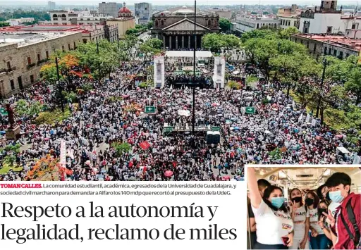  ?? ?? TOMAN CALLES. La comunidad estudianti­l, académica, egresados de la Universida­d de Guadalajar­a, y sociedad civil marcharon para demandar a Alfaro los 140 mdp que recortó al presupuest­o de la Udeg.