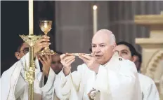  ??  ?? El arzobispo primado de México, Carlos Aguiar Retes, durante la misa oficiada ayer en la Catedral Metropolit­ana.