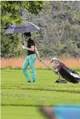  ?? Foto: Michael Hochgemuth ?? Selbst ein kurzer Regenschau­er konnte die gute Stimmung der Golfer beim Be nefizturni­er auf dem Platz in Burgwalden nicht trüben.